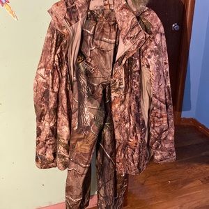 Camo jacket heavy duty with matching camo scent block pants. Size L